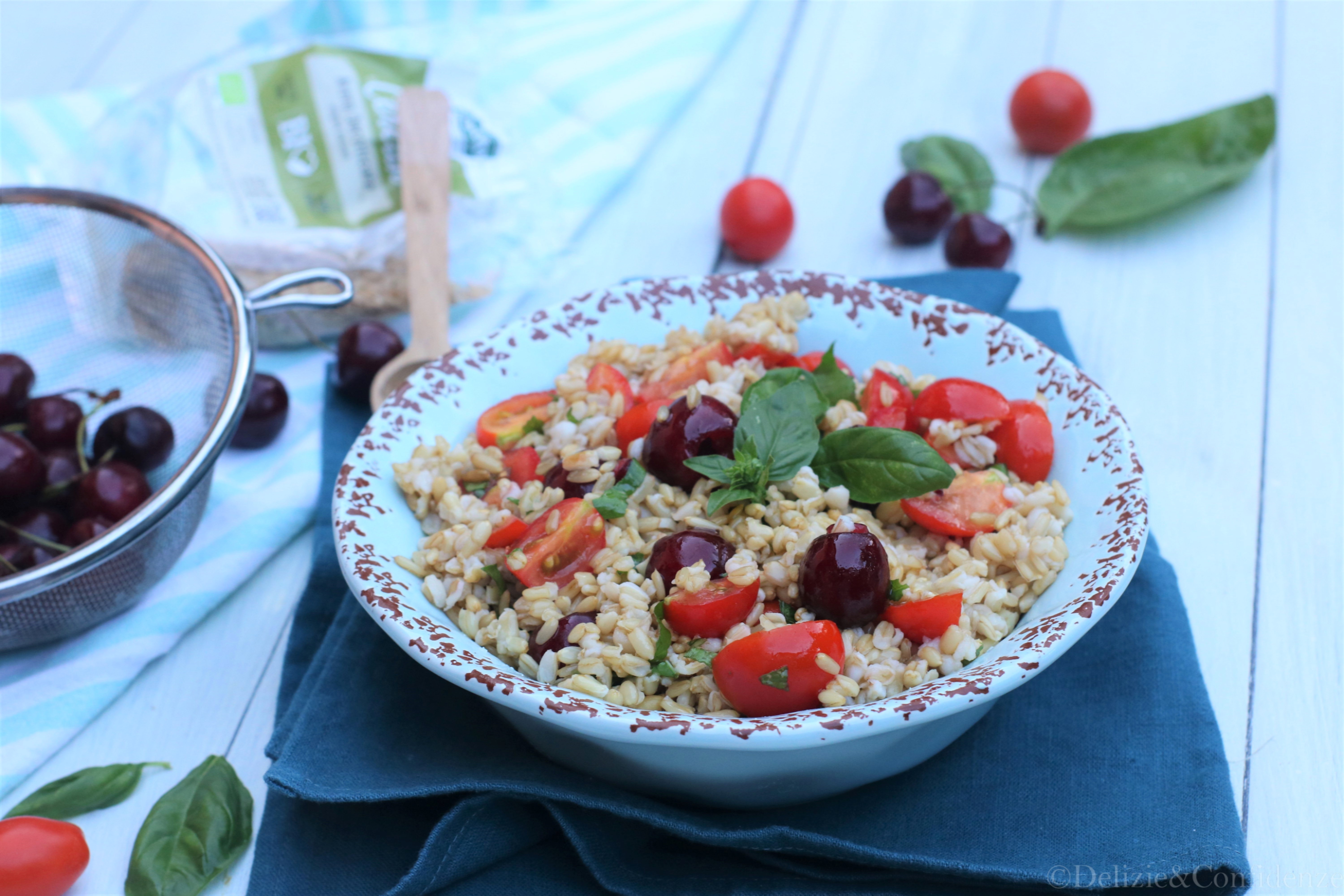 Insalata d’avena con ciliegie, basilico e pomodorini